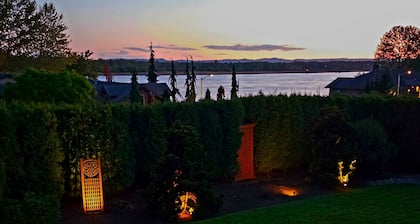 Spacious Columbia River View Executive home. Sleeps 8. Beautiful views of river