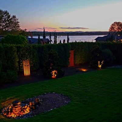 Spacious Columbia River View Executive home. Sleeps 8. Beautiful views of river