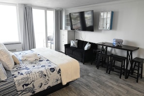 Iron/ironing board, free WiFi, bed sheets - HBR 618 Elegant Studio with ocean and splash park views. (Daytona Beach)