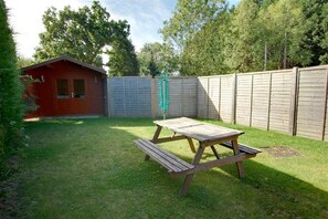 A backyard with a wooden picnic table, a red shed, and a wooden fence. - 1 Bed in Cranbrook (oc-cb532) (Knox Bridge)