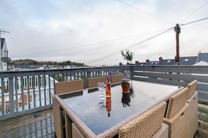 Outdoor dining - 3 Bed in Mumbles (oc-hh1223) (The Mumbles)
