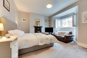 Iron/ironing board, travel cot, free WiFi, bed sheets - 3 Bed in Mumbles (oc-hh1223) (The Mumbles)