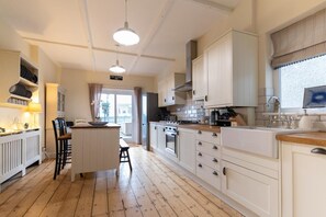 Microwave, oven, dishwasher, high chair - 3 Bed in Mumbles (oc-hh1223) (The Mumbles)