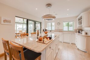 Microwave, oven, dishwasher, high chair - 3 Bed in Reynoldston (oc-hh330) (Reynoldston)