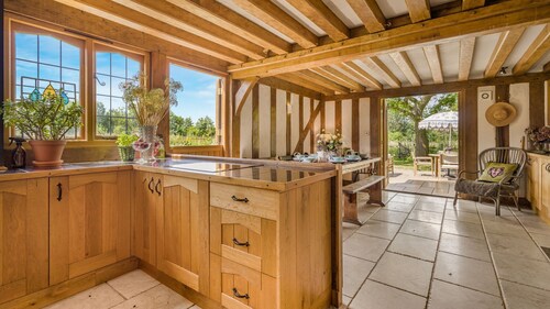 The Timber House - sleeps 8 guests  in 4 bedrooms