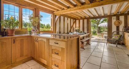 The Timber House - sleeps 8 guests in 4 bedrooms