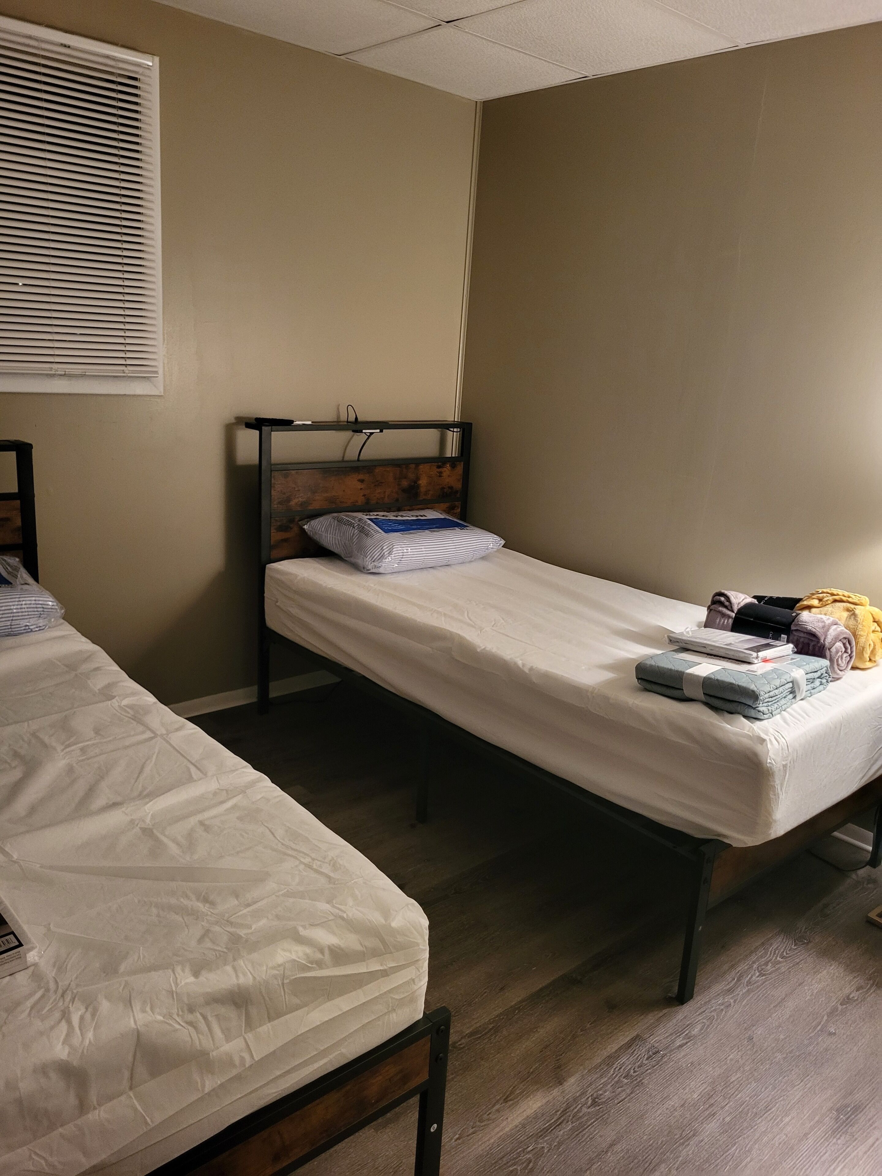 2 habitaciones, tabla de planchar con plancha y wifi gratis 