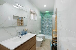 Dusche, Haartrockner, Handtücher