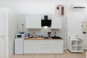 Wasserkocher mit Kaffee-/Teezubehör, Kühlschrank, Mikrowelle, Herdplatte