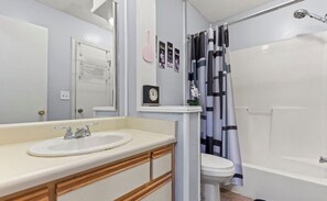 Shower, hair dryer, bidet, towels - 4 bed 2 bath townhome walking distance from the beach! (Panama City Beach)