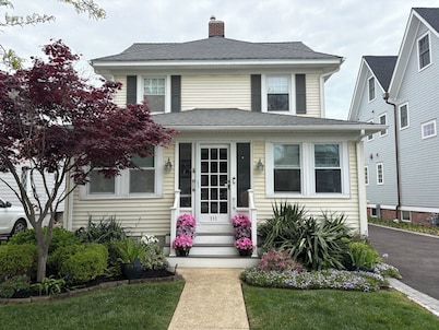 5 bedroom house one block to Sea Girt beach