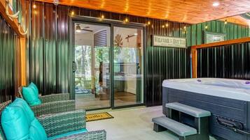 Indoor spa tub
