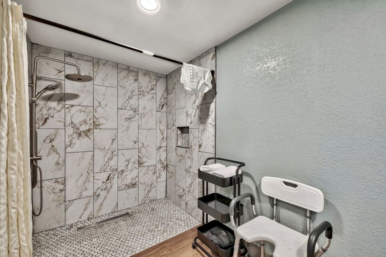 Un baño moderno con ducha, inodoro y lavamanos.