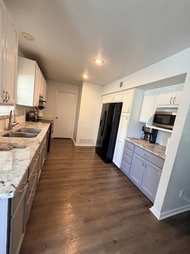 Entire Home @ Allen TX:  Beautiful & Comfortable 5BR with Pool – Sleeps 12