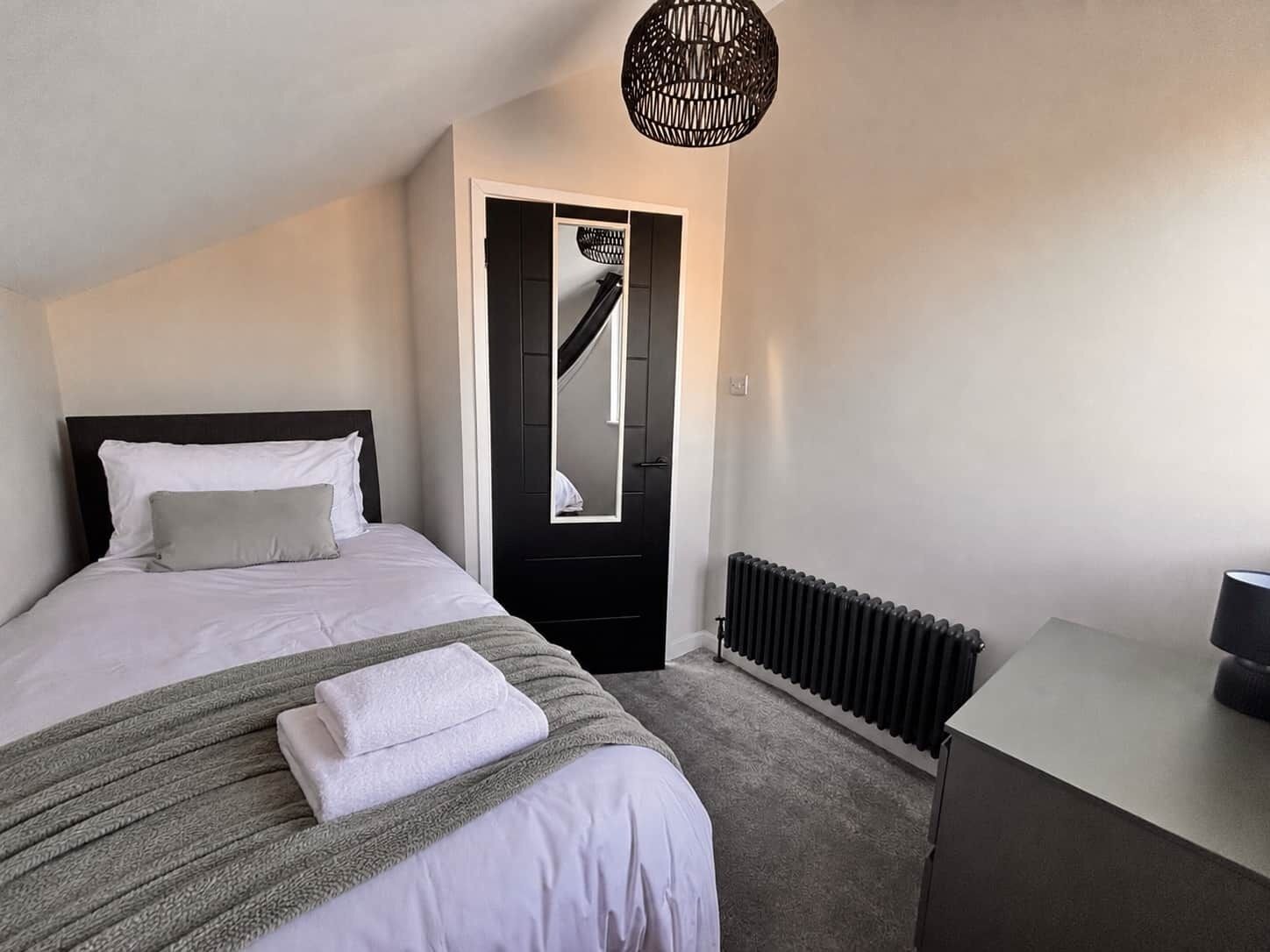 5 bedrooms, desk, iron/ironing board, travel cot