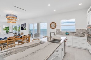 Coffee/tea maker, fridge, stovetop, cookware/dishes/utensils - Gulfside Oasis a Dream on the Gulf (Marathon)