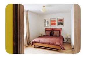 Iron/ironing board, WiFi, bed sheets