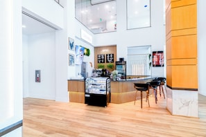 Ein modernes Interieur mit einer Rezeption, Holzböden und einer Glasdecke.