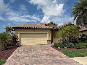 Exterior - Gated Tuscan Paradise: 4BR/3BA Home + Lagoon Pool, Tennis & Fitness Club Access (Venice)