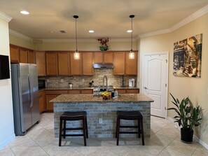 Coffee/tea maker, fridge, microwave, oven - Gated Tuscan Paradise: 4BR/3BA Home + Lagoon Pool, Tennis & Fitness Club Access (Venice)