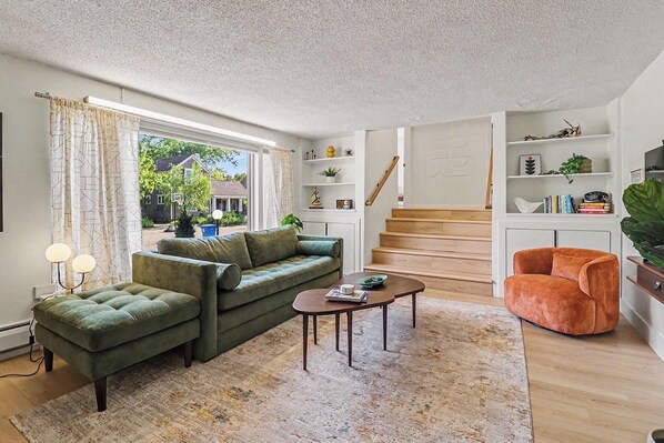 TV - Mid-Century Modern Pet-Friendly Home near Beach (Manistee)