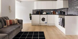 Kühlschrank, Mikrowelle, Ofen, Herdplatte