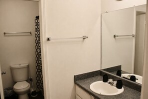 Secadora de cabello, toallas, jabón, papel de baño 