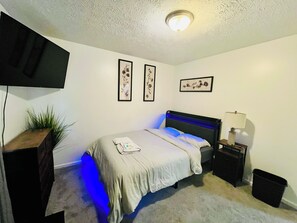 Escritorio, tabla de planchar con plancha, wifi y ropa de cama 