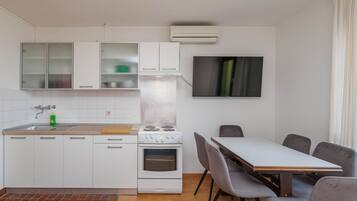 아파트 (Studio apartment with Balcony and Sea) | 다이닝룸