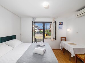 16 bedrooms, free WiFi - Family Apartments Maja Malinska (Malinska-Dubasnica)