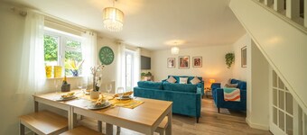 5 BD 3 bath 3 Car Drive Large Garden Pet Friendly