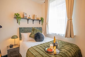 Schreibtisch, Bügeleisen/Bügelbrett, Reisekinderbett, kostenloses WLAN