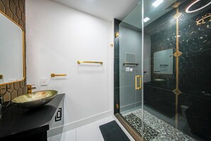 Een douche, een bubbelbad, een haardroger, handdoeken