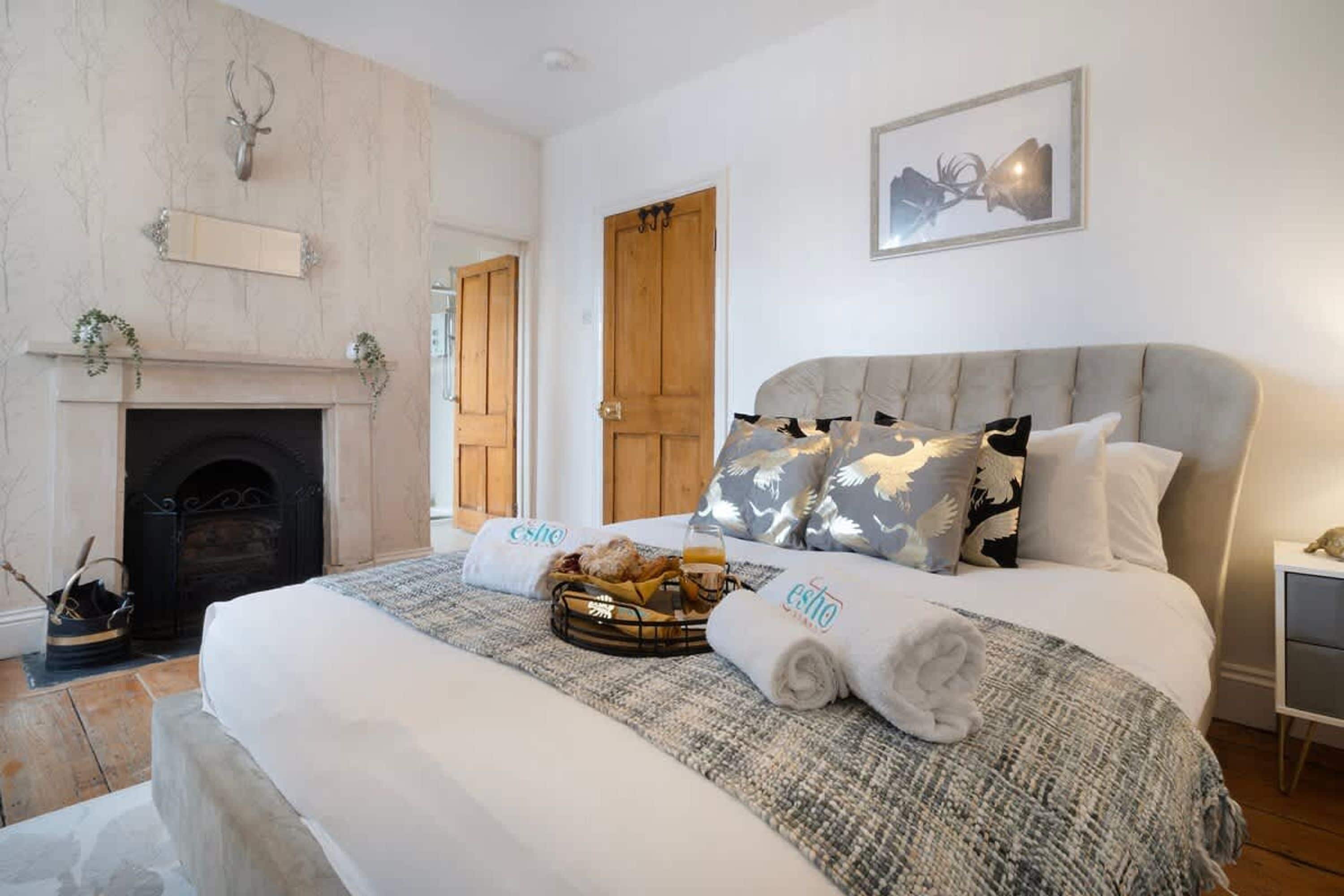 4 bedrooms, desk, iron/ironing board, travel cot