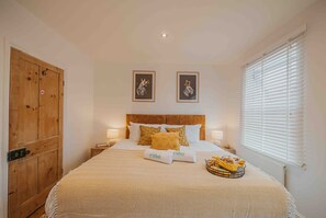 2 Schlafzimmer, Schreibtisch, Bügeleisen/Bügelbrett, Reisekinderbett