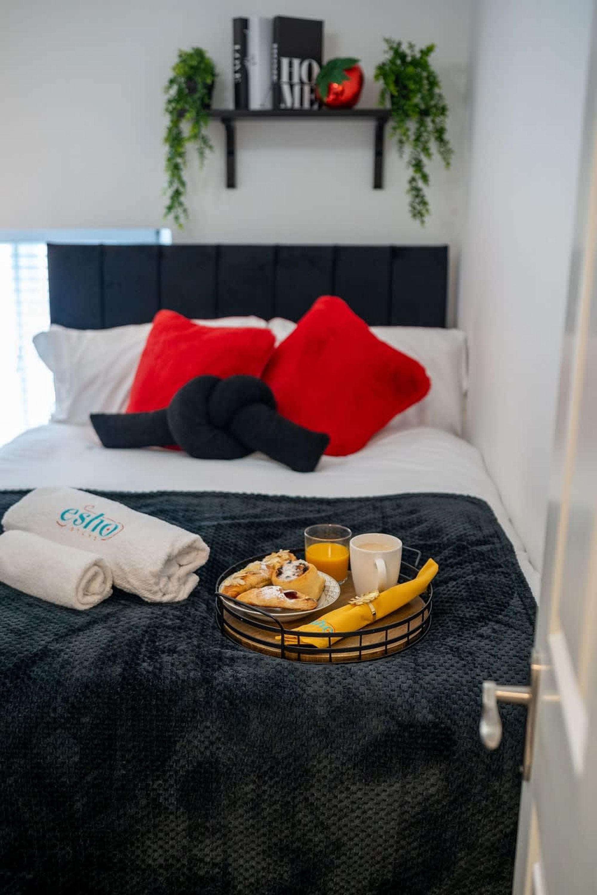 2 chambres, bureau, fer et planche à repasser, lit de bébé portatif