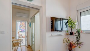 Huoneisto (Two Bedroom Apartment with Terrace an) | Olohuone