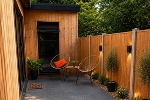 Terrace/patio - Nottingham Cabin Sleeps 4 - Free Parking & Wifi (Nottingham)