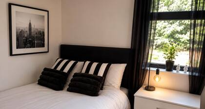 Nottingham Cabin Sleeps 4 - Free Parking & Wifi