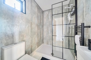 Shower, towels - Nottingham Cabin Sleeps 4 - Free Parking & Wifi (Nottingham)