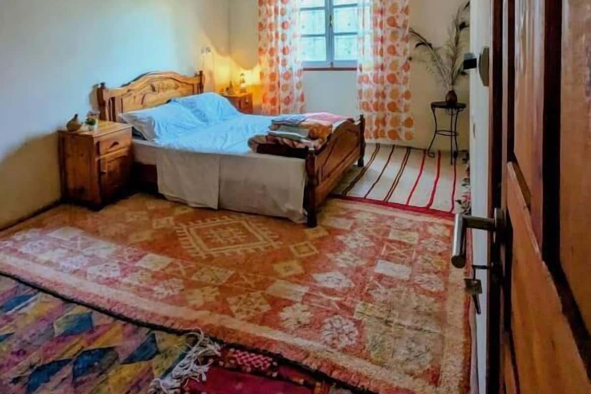 Deluxe Room, Garden View | Iron/ironing board, free WiFi