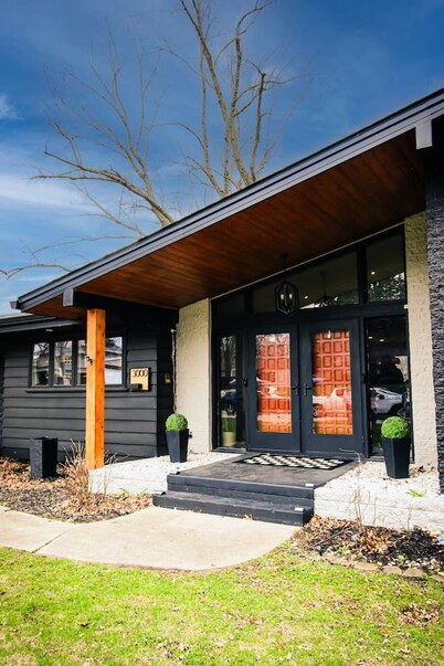 Private Pool/Sleeps 12 +/Pet Friendly + Huge Yard
