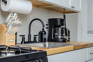 Wasserkocher mit Kaffee-/Teezubehör, Kühlschrank, Mikrowelle, Ofen