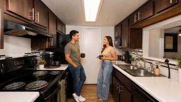 Refrigerador, microondas, horno y parrilla de estufa