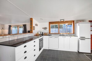 Fridge, microwave, oven, dishwasher - Thimble Cottage - Methven Holiday Home (Methven)