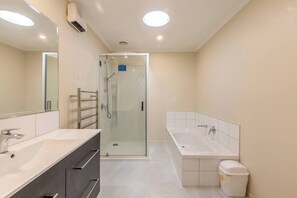 Bathroom - Cute 2-bedroom city apartment in Whanganui (Whanganui)