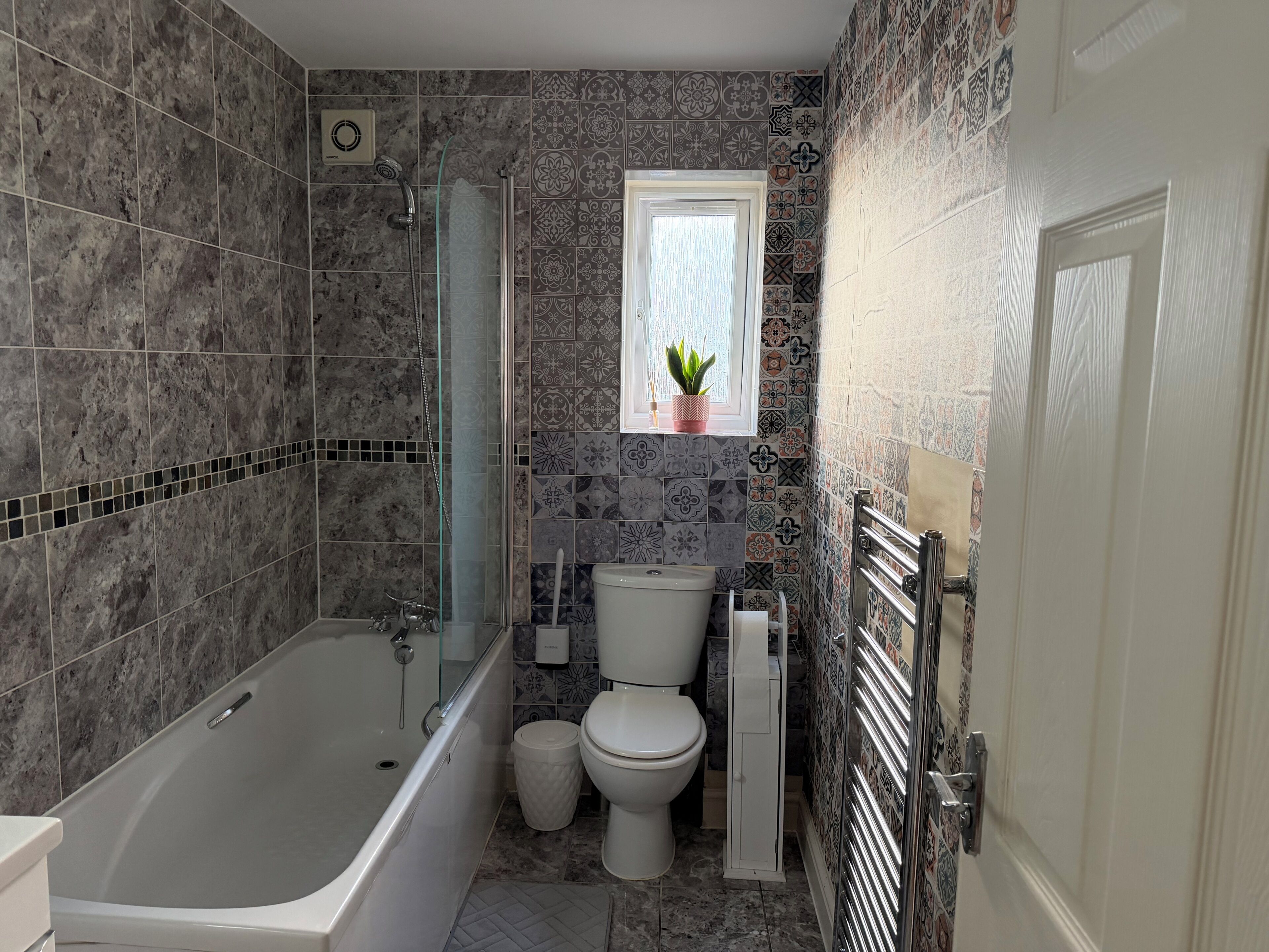 Dusche, Handtücher, Seife, Toilettenpapier