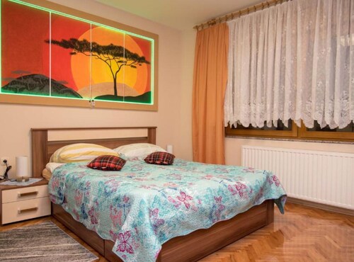 Single Bed Room With Shared Kitchen And Bathroom