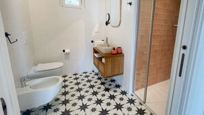 A bathroom with a toilet, sink, and shower. - 2-bedroom apartment with lakeview in beautiful Brenzone sul Garda with AC (Brenzone sul Garda)