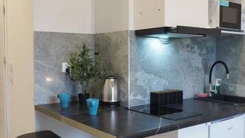 Full-size fridge, oven, stovetop, dishwasher